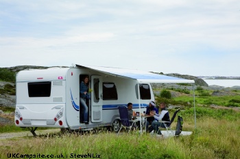 Omnistor 6900 Wind Out Awning 